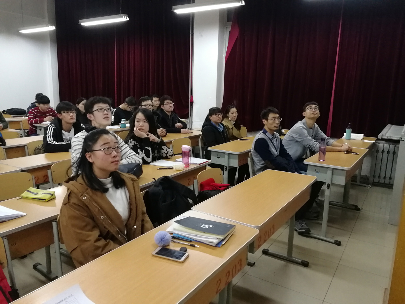 材料学院本科生第一党支部全体党员学习习总书记北大讲话精神