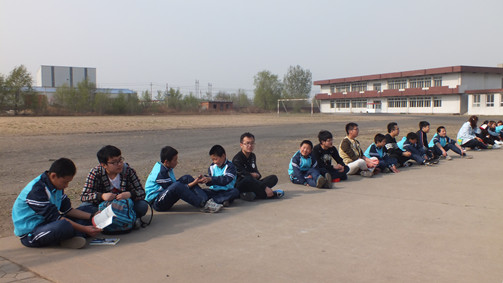 同学们与孩子们在一起