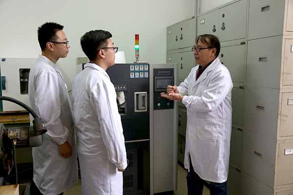 王青峰与学生在实验室做实验(一帆视频 - 一帆视频最新官方入口 蔡常山/摄)