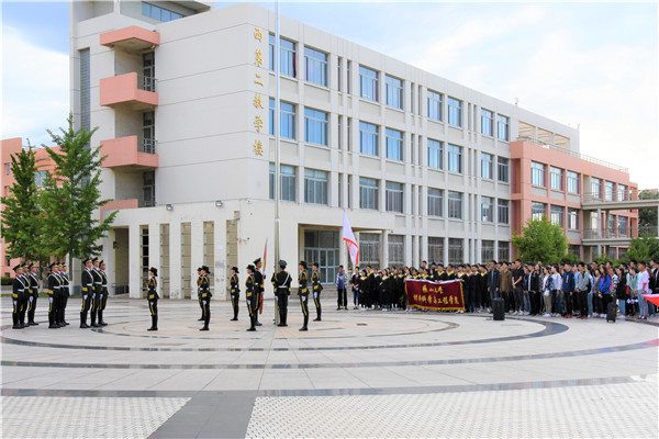 材料学院学生参加升旗仪式