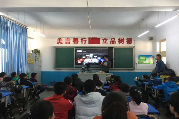 元素风成员为小学生讲述科普知识