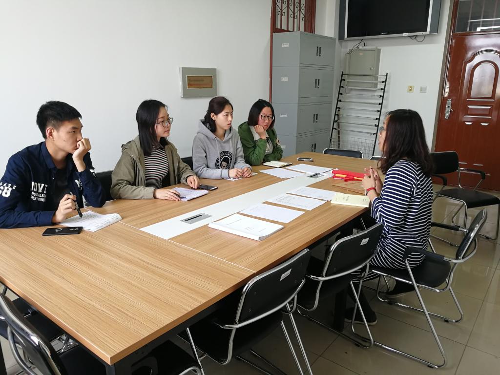 党务中心党务部成员认真聆听,详细记录