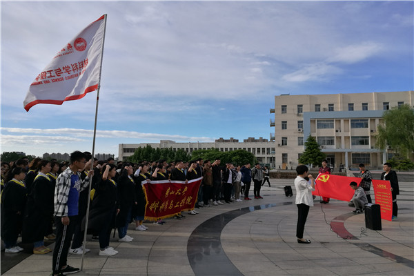 材料学院党委组织委员李伟带领学生党员宣誓