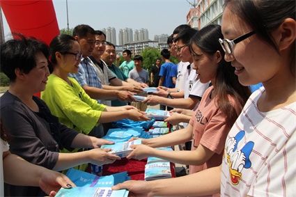 秦皇岛市海洋环境监控监视中心的工作人员向大家发放宣传资料