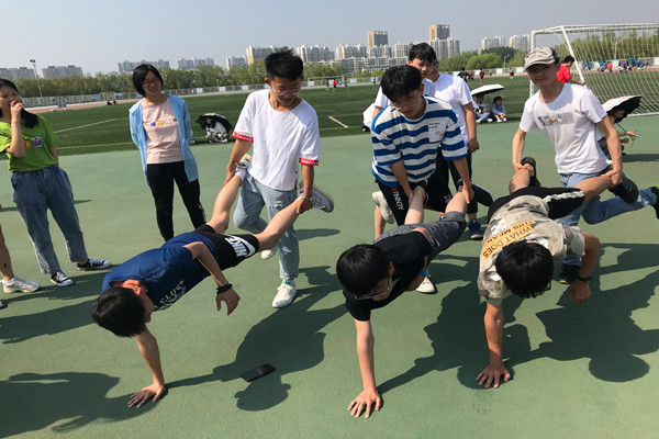 七手八脚现场图片